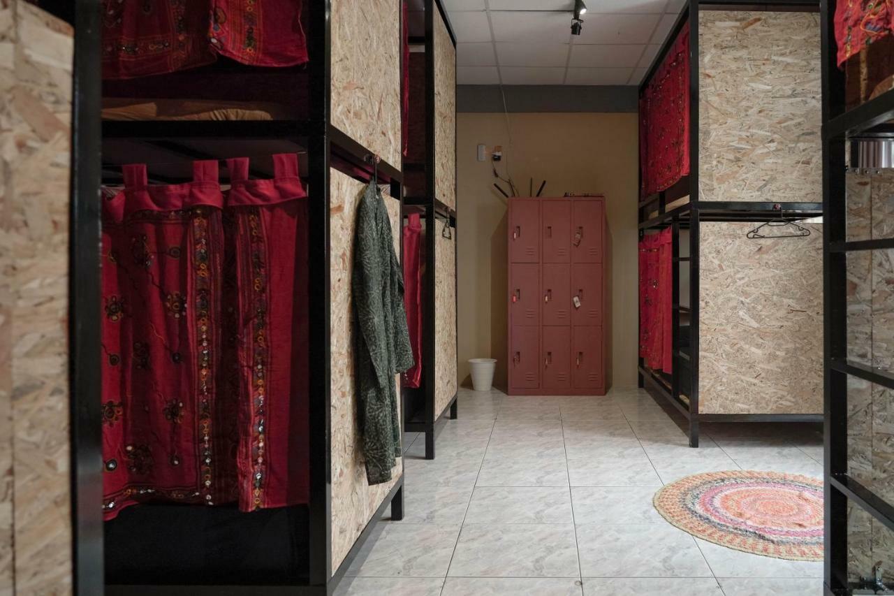 Dulan The Travel Bug Bistro Inn Donghe Exterior foto